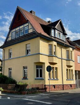 Im Herzen Hofheims: Altbau-Dachgeschosswohnung mit 4 Zimmern und PKW-Stellplatz! - Hofheim (Taunus)