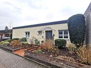 Gemütlicher Bungalow mit Terrasse, Teich und großem Gartenhaus in Höxter - Höxter