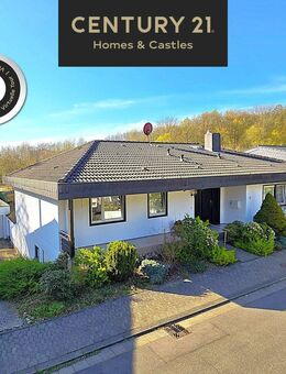 Attraktiver großer Bungalow mit ELW, Garten, 2 Garagen und Weiher in privilegierter Wohnlage - Sulzbach (Saar)