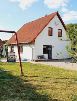 Gepflegtes Einfamilienhaus mit Kamin und Garage - Cölpin