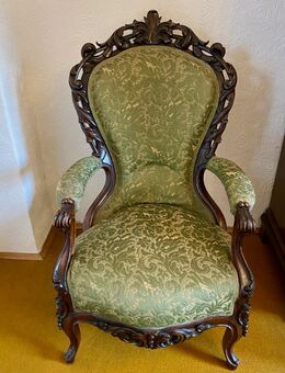 Reich verzierter Sessel im viktorianischen Stil - München