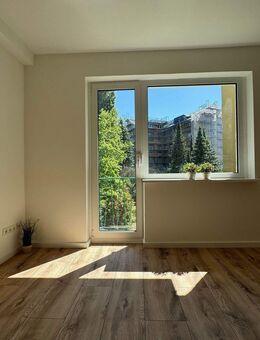 TOLLE, SEHR HELLE, MODERN SANIERTE U. GUT GESCHNITTENE RUHIGE, VERMIETETE WOHNUNG MIT GRÜNBLICK - Berlin