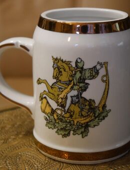 Bierkrug aus Porzellan , 0,5Liter , mit zwei Jagdmotiven , Jäger , Hubertus ,Pferd , Jagdhorn , Jagd , Goldrand ,K327 - Görlitz