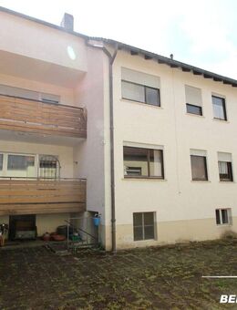 BERK Immobilien - Charmantes Einfamilienhaus mit zwei Wohneinheiten und großzügiger Scheune + Garage - Alzenau
