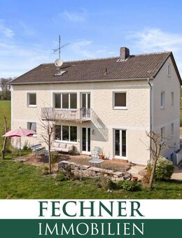 Dieses Zweifamilienhaus (Massivbauweise) bietet viel Platz auf einem 1.798m² großen Grundstück! - Adelschlag