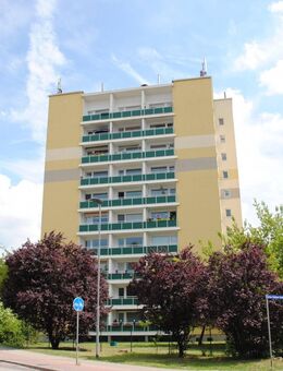 Merseburg-Süd - schöne 2-Zimmer-Wohnung über den Dächern Merseburgs, Balkon, Tageslichtbad, Lift - Merseburg