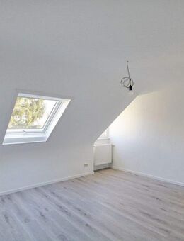 Jetzt einziehen: Lichtdurchflutete DG-Wohnung in Bestlage - Ludwigsburg