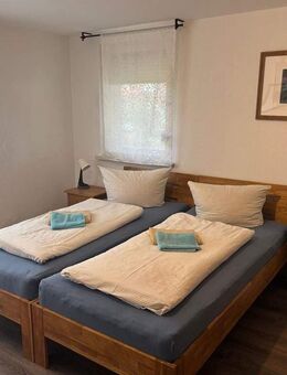 DÖRFLES ** TERRASSE ** Keller ** Stellplatz ** möbliert im EG ** Monteurwohnung - Dörfles-Esbach