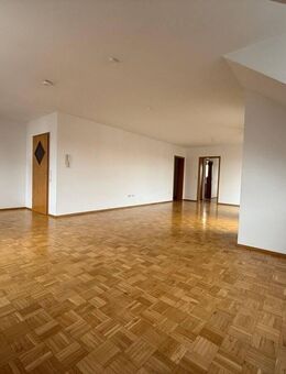 Einzigartige 3,5-Zimmer-Wohnung mit traumhaftem Blick über Crailsheim ab sofort zur Miete frei! - Crailsheim