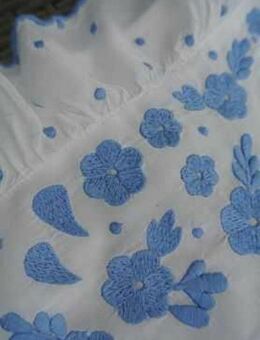 NEUw * Original VINTAGE * Blumen * Blüten * Flower Stickerei * Romantik * Festival * Hippie * Style * DESIGNER * Volant * Bluse Gr. 38- 40/ S- M * weiß * royal- mittel- blau * - Riedlingen