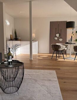 Moderne Dachgeschosswohnung mit 4 Zimmern, Gäste-WC & Abstellraum - Helles Wohnen auf höchstem Niveau - Deckenpfronn