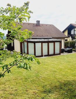 Westerburg: Freistehendes Einfamilienhaus mit Garagen und großem Areal - Westerburg