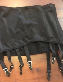 Vintage Strumpfhalter mit 12 Strapsbändern in der Farbe schwarz Damengröße 44 (XXL) (Premiumqualität) - Marl Zentrum