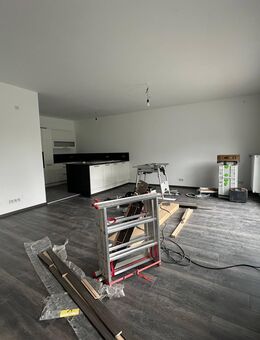RS-Innenstadt Stilvoll sanierte 5-Zimmer-Maisonettewohnung mit Altbaucharme und EBK - Remscheid