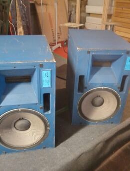 2 Stück Stage Accompany Blue Box PMS 5000 - Berlin Treptow-Köpenick