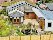 Nachhaltiger Bungalow mit Wintergarten, Garage und Garten - Krempe