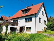 Kaufen, Einziehen & Wohlfühlen... gemütliches Wohnhaus mit zwei Garagen und hübschem Garten, Wohnfl. 160m², Grund 620m² - Hofheim (Unterfranken)