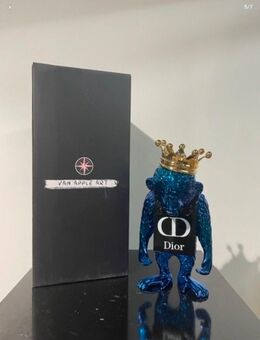 Van Apple - Fashion Monkey -Dior Handsigniert - 16/20 - 2025 - Düren Zentrum