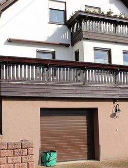 Halbes Haus! Lichtdurchflutete ETW in Zweifamilienhaus, EBK, Balkon, Terrasse, Garage+ unverbaubarer Fernblick! - Waldenburg (Sachsen)