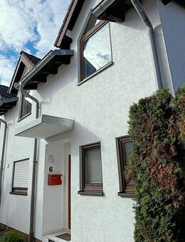 Schmuckstück! Architektonisch besondere DHH nahe des Zentrums von Groß-Gerau, mit schöner Einbauküche, gemütlichen Dachgauben und 2 Stellplätzen! - Groß Gerau