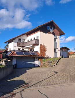 Massiv gebautes Einfamilienhaus mit drei Garagen, großem Freisitz, ca. 20 Minuten zur Schweizer Grenze - Ühlingen-Birkendorf