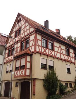 FÜR SINGLE ODER PAAR! Helle, sonnige 2 1/2 Zimmer - Dachgeschoss Wohnung mit Loggia in Weinstadt-Schnait - Weinstadt