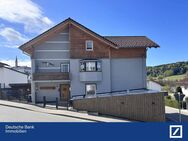 *Geschmackvoll saniertes Zweifamilienhaus mit 4 Garagen* im Zentrum von Freyung - Freyung