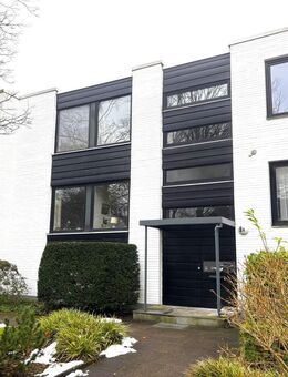 Kleiner Rohdiamant! Gut geschnittene 3-Zimmer Wohnung mit Süd-Loggia und Tiefgaragenstellplatz - Norderstedt