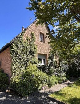freist. Einfamilienhaus mit Erweiterungsmöglichkeit, großes Grundstück in Ruhiglage von Augustin-Ort - Sankt Augustin
