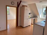 Niedliche Dachgeschoßwohnung mit Balken und Einbauküche. - Schwanebeck