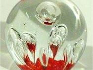 Paperweight / Glaskugel / Briefbeschwerer rot. Farbloses Glas mit bunten Einschmelzungen. Höhe ca. 8 bis 9 cm. - Hamburg Wandsbek
