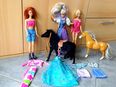 3 Barbiepuppen, 2 Barbiepferde, 4 Kleider und Teddybär in 73240
