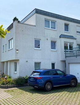 Gepflegte Doppelhaushälfte in Hanglage mit Einliegerbereich, Garten und zwei Garagen - Stuttgart