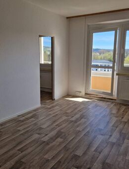 Hoch hinaus: Singlewohnung mit sonnigem Balkon und tollem Ausblick - Flöha