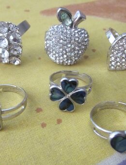 6 Ringe, je 1,- + 4 Ringe (1x Stimmungsring) + 2 Ringe (apricot + türkis) + 2 Armbänder (grün + rot), zus. 5,- - München