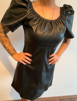 NEU mit ETIKETT * Sexy * stylisch * Kunst- Leder - Imitat * Carmen- Style * Mini- Kleid "NA-KD" Gr. 34- 36 / XS- S * schwarz * Gothic * - Riedlingen