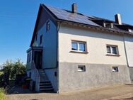 Schmelz: Ansprechendes Familienheim mit Photovoltaik-Anlage, eingefriedetem Garten und Stellplätzen - Schmelz