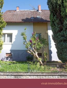 Wohlfühl-Wohnen auf gr. Grundstück! Solides, sanierungsbedürftiges Haus. 2 Garagen. Provisionsfrei! - Usingen