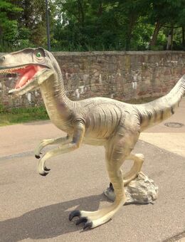 Velociraptor-ausgewachsener Saurier Dekofigur Gartendeko - Hergisdorf
