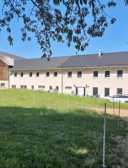 Kleiner Vierseithof mit saniertem Wohnhaus auf ca. 1,2 ha zu verkaufen - Tirschenreuth