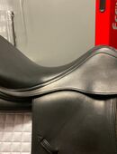 Dressursattel Prestige Modena doubliert 17/34 Bj 22 TOP Zustand in 82272