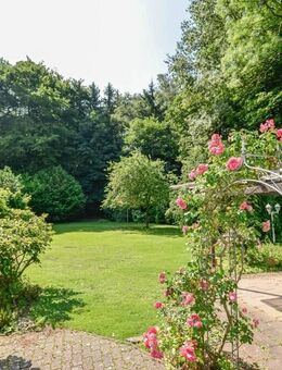 Großzügige 2 Familien-DHH mit Aufstockungs- und Anbaumöglichkeiten * ca. 1.848 m² parkähnlicher Grund mit Direktangre... - Leverkusen