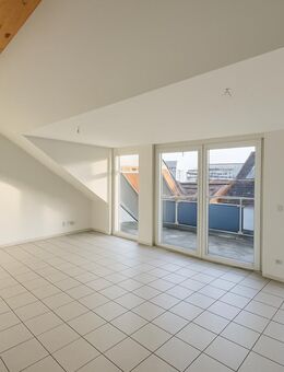 Moderne 4-Zimmer-Wohnung mit großem Balkon und zwei TG-Stellplätzen - Leonberg (Baden-Württemberg)