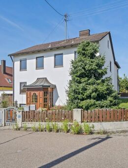 Attraktives 2-Familienhaus mit 2 Garagen und traumhaften Garten - Ihr neues Zuhause wartet ! - Mainburg