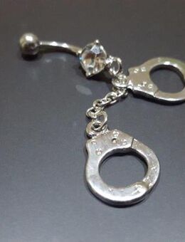 Piercing  Handschellen - Kassel Wesertor