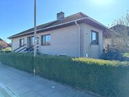 Wohnkomfort trifft Natur: Massiver Bungalow mit viel Platz, Terrasse & Ausbaupotenzial nahe Elbe *** 360 Grad Rundgang *** - Stade (Hansestadt)