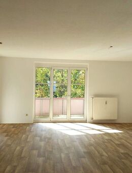 4-Zimmer-Wohnung mit Balkon und zwei PKW-Stellplätze! - Plauen