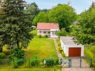 Garage, Terrasse, Nebengebäude, großes Grundstück: Einfamilienhaus mit viel Potenzial in Petershagen - Petershagen (Eggersdorf)