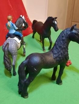 3 Pferde von Schleich mit Reiterin - Bernau (Berlin)