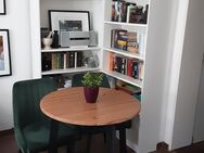 Tisch 80 cm Durchmesser und zwei Stühle - Essen